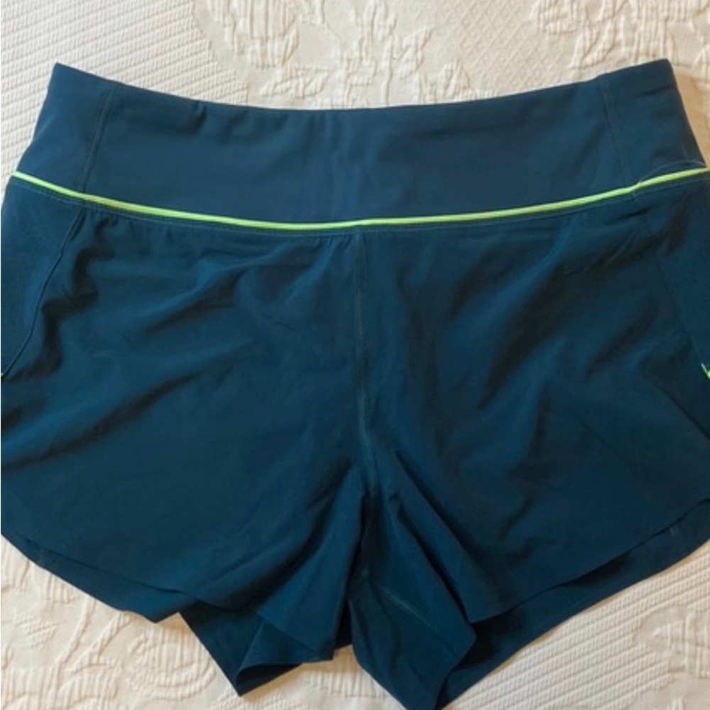 Athleta Run With It Short in Oceanic Teal Green Print with Piping - Picture 3 of 6
